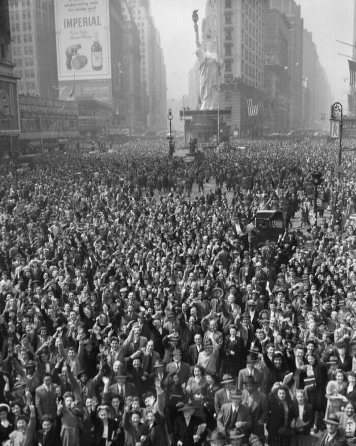 40. Толпа на Таймс-сквер в Нью-Йорке празднует капитуляцию Германии во Второй мировой войне. 7 мая 1945 года