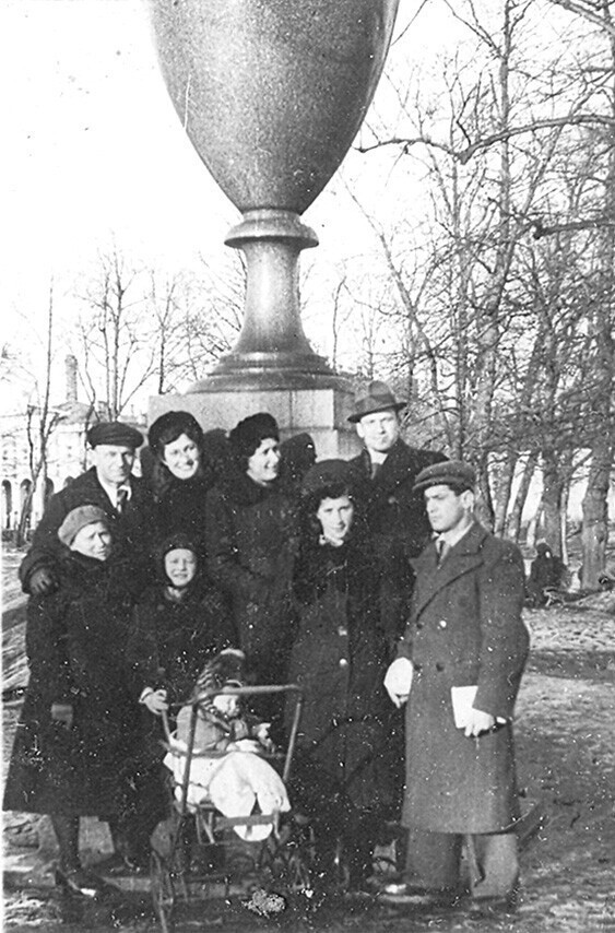 Групповой портрет в Ленинграде у Порфировой вазы. 1948 год, Ленинград, Летний сад, у Порфировой вазы.