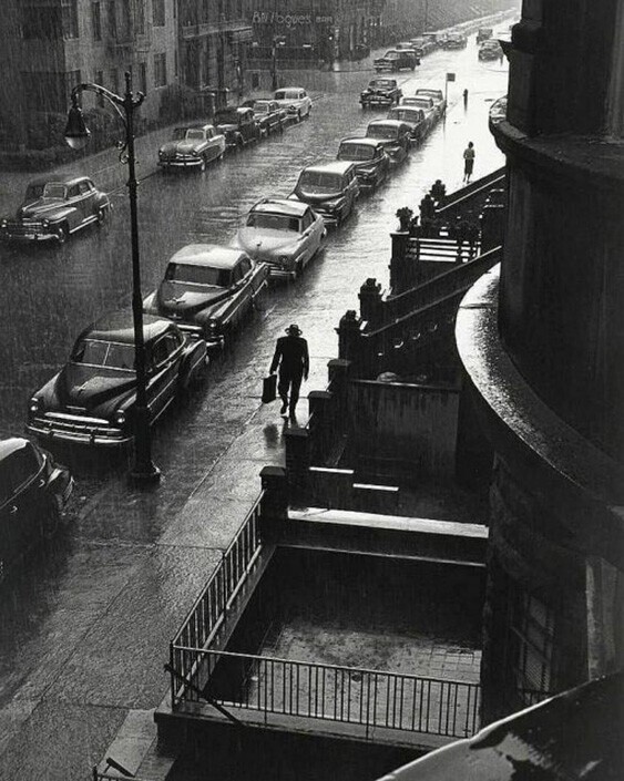Человек пoд дoждём, Hью-Йоpк, 1952 ᴦод