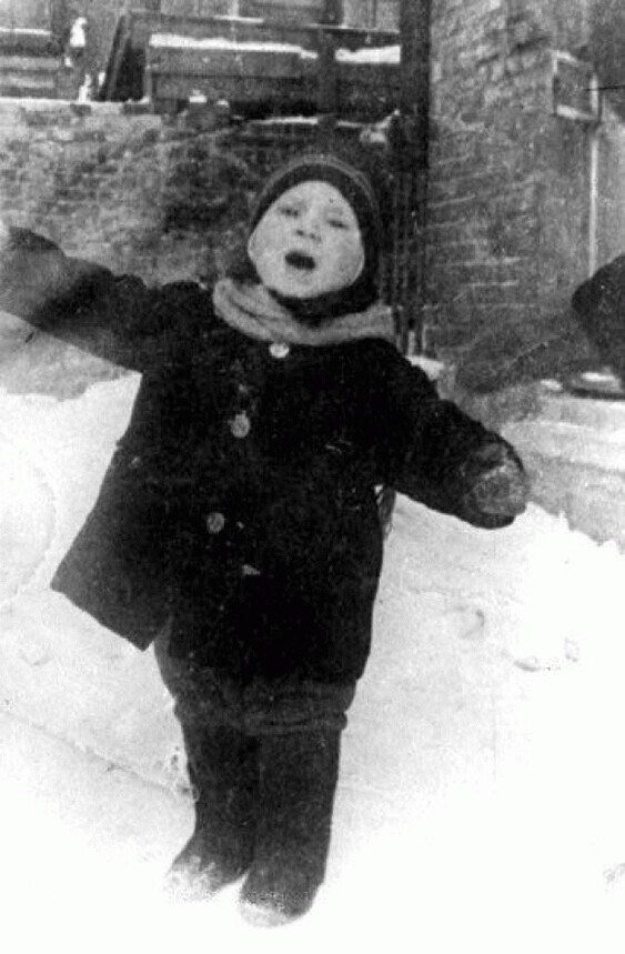 Маленький Володя Высоцкий позирует на первой Мещанской улице в Москве. Фото января 1940-го года