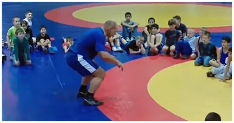 Выдающийся борец Александр Карелин показал детям, как ходить на плечах⁠⁠