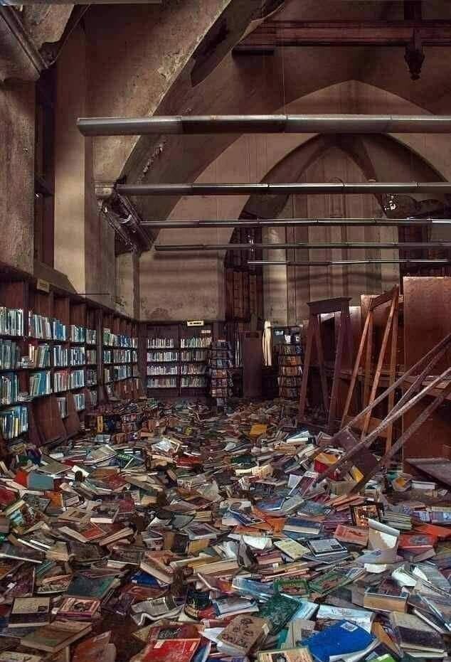  Библиотека в Детройте, которая была закрыта в 1996 году на ремонт - и больше никогда не открывалась