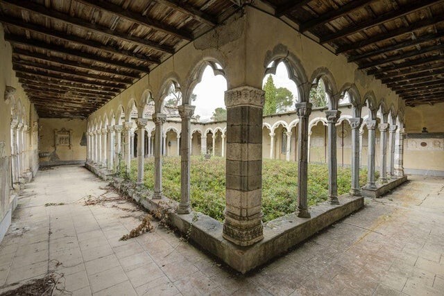Пустеющий монастырь в Южной Франции 