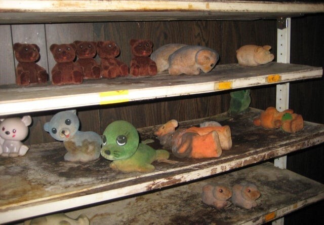 Заброшенный сувенирный магазин, в котором остались игрушки 20-летней давности