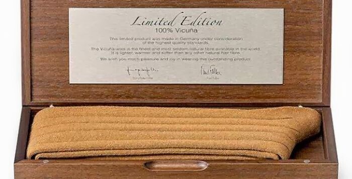 10. Носки — носки из шерсти викуньи (3300 долларов)