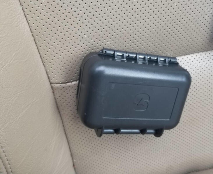 24. "Нашел это под своим пассажирским сиденьем. Сзади магниты. Это что, GPS-трекер, который кто-то установил в моей машине?"
