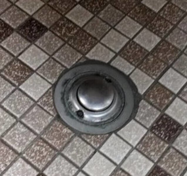 14. "Что это за кнопки на полу под раковиной в университетской ванной? Кажется, они ничего не делают, когда их нажимаешь".