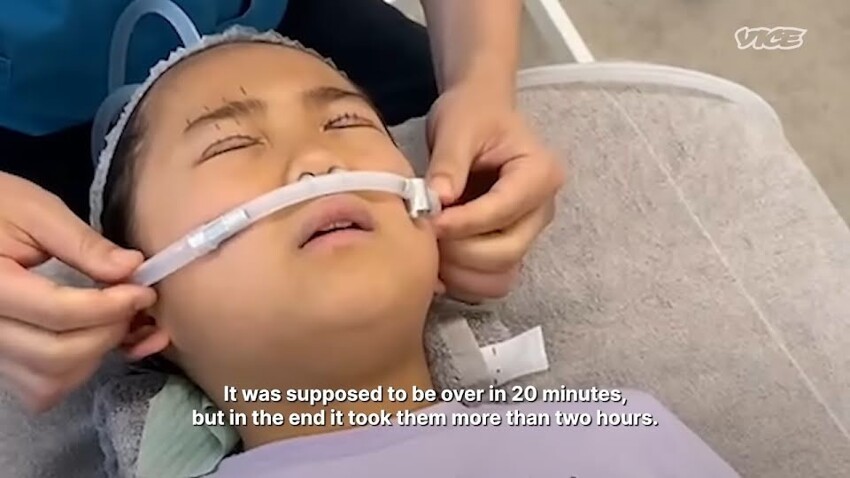 Женщина убедила свою 9-летнюю дочь сделать пластическую операцию, чтобы "стать красивее"