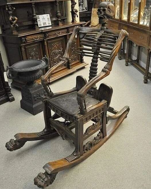 Кресло-качалка с резным деревянным каркасом, изготовленное в России в 19 веке. Каркас кресла вырезан в виде сидящего человеческого скелета