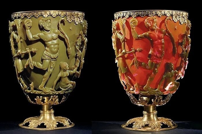 Кубок Ликурга, созданный в 4 веке - заслуженно самый впечатляющий сохранившийся пример римского стеклодувного ремесла. Кубок меняет цвет в зависимости от освещения. Слева - вид кубка при фотовспышке, справа - при обычном освещении