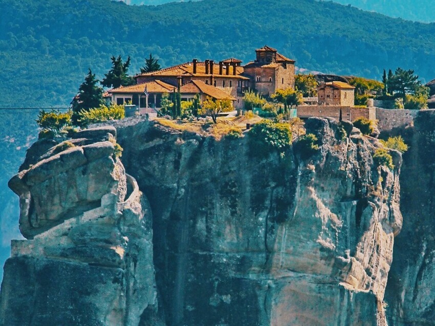 Почему монастыри на греческих скалах называют Метеоры, откуда они там взялись и как монахи поднимались наверх