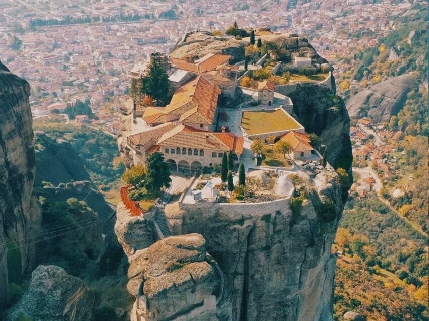 Почему монастыри на греческих скалах называют Метеоры, откуда они там взялись и как монахи поднимались наверх