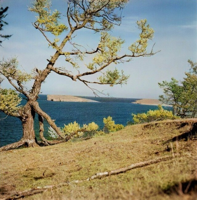 Вид на пролив между островом Харанцы и островом Ольхон