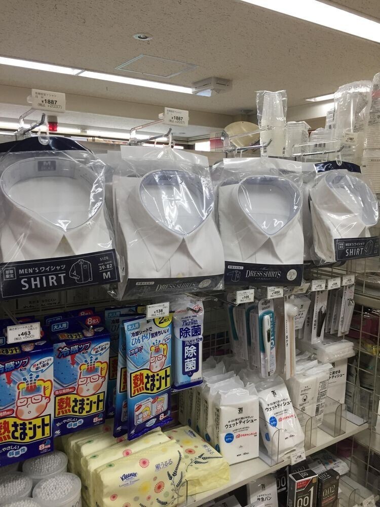 Вы можете купить классическую белую рубашку для деловой встречи в обычном японском супермаркете