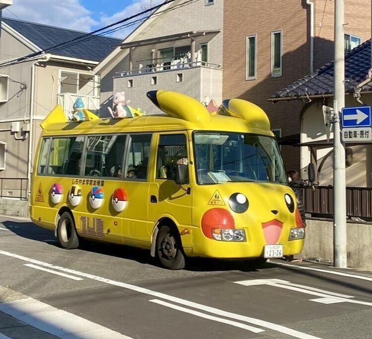 Автобус для детсадовцев, сделанный в форме Пикачу 