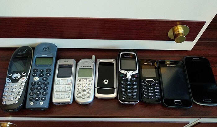 20. "Все эти старые телефоны я нашел, разгребая кабинет дедушки"