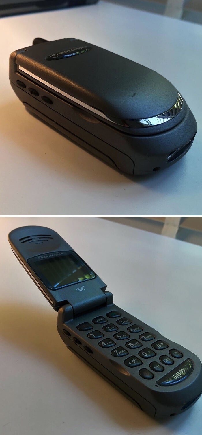 18. "Моя красивая Motorola V50. В темно-сером цвете, который, на мой взгляд, выглядит лучше всего. Отличный телефон, очень маленький, компактный, с большим радиусом действия и работает в сетях 2G"