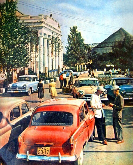 Горняки шахты № 11 приезжают на наряд на собственных автомобилях. Фото из журнала "Огонёк" за 1962 год
