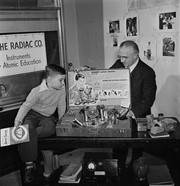 В начале 1950-х годов компания A.C. Gilbert Co. запустила продажи детской игрушки под названием "Лаборатория атомной энергии". В набор входил настоящий радиоактивный материал. Его быстро сняли с продаж