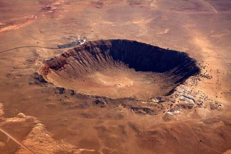 Аризонский кратер - гигантский кратер в Аризоне, возникший около 50 тысяч лет назад после падения 50-метрового метеорита. Его диаметр - 1219 метров