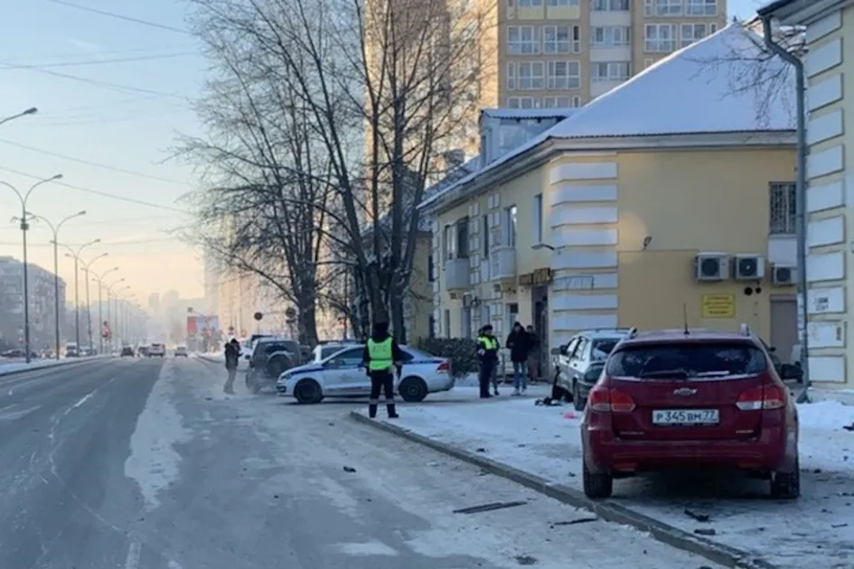 Новости екатеринбурга на е1. Авария в Екатеринбурге на Уралмаше. Пешеход на тротуаре.