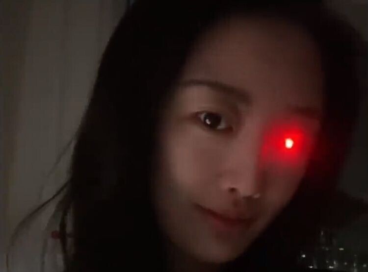 Китаянка создает уникальные светящиеся "бионические глаза"