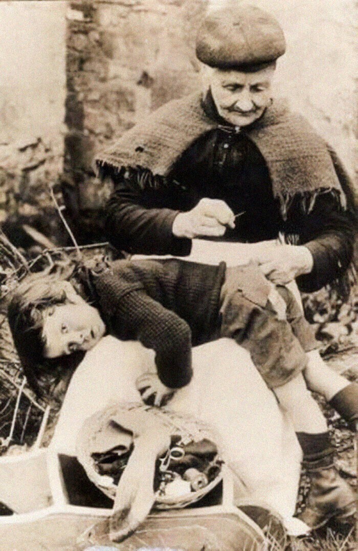 23. Бабушка латает единственные штаны своего внука, 1907 год
