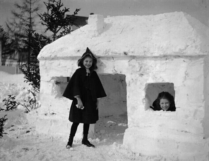 27. Две девочки у снежной крепости, 1910 год