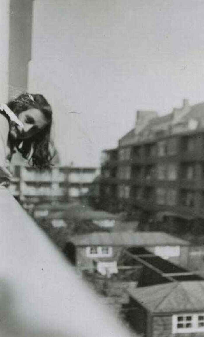 12. Анна Франк на балконе квартиры своей семьи в Амстердаме, 1942 год