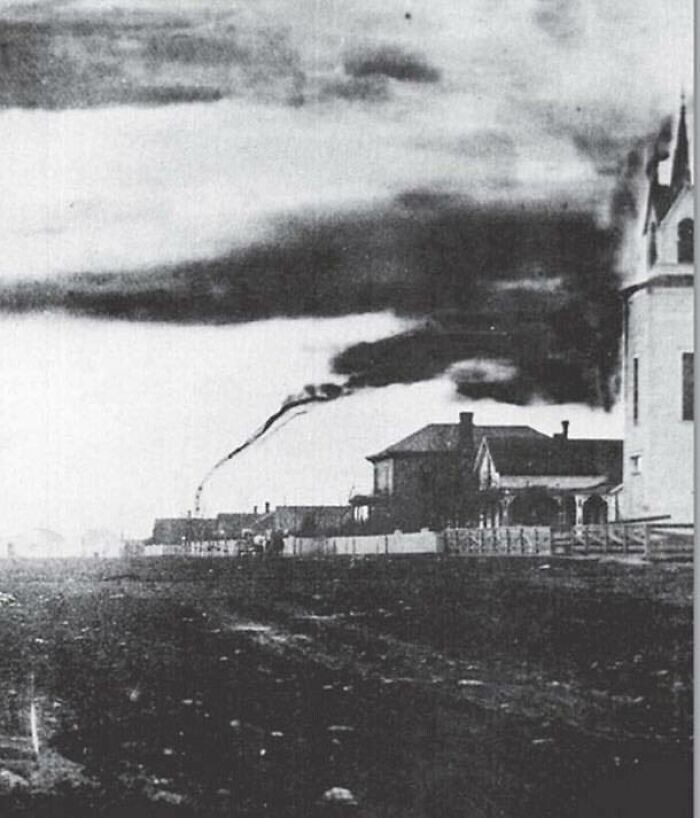 38. Первая фотография торнадо недалеко от Гарнетта, штат Канзас. 26 апреля 1884 г.