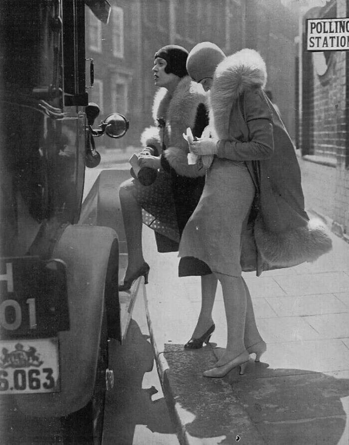 21. Две дамы покидают избирательный участок, Лондон, 1929 год