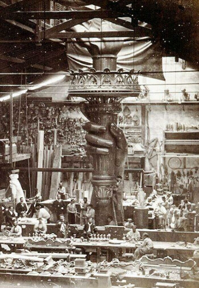 41. Рука и факел статуи Свободы, создаваемой в парижской мастерской, примерно 1876 год