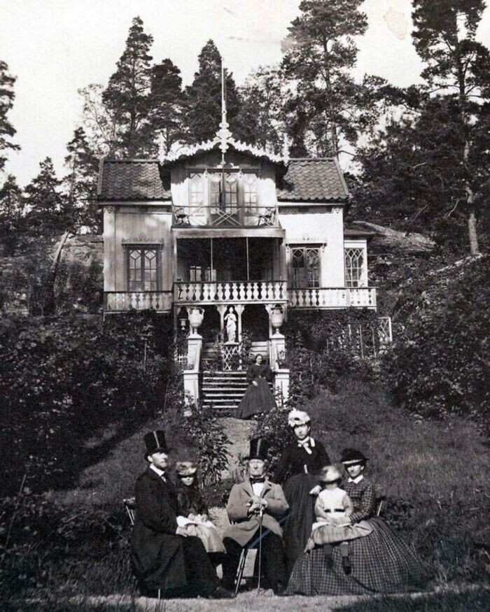 40. Семья перед своим летним домом. Стокгольм, Швеция, 1867 г.