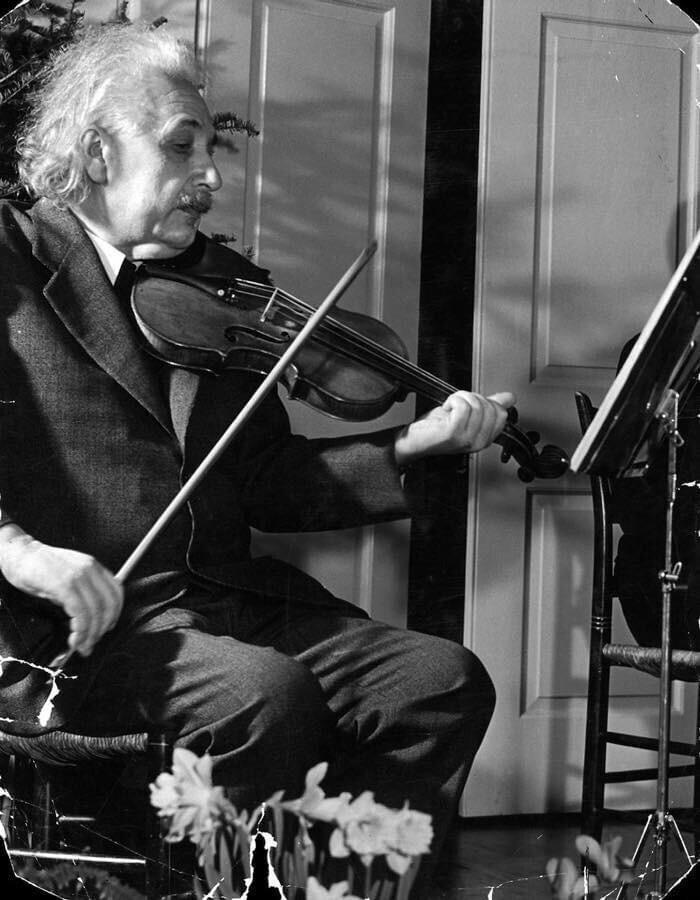 35. Альберт Эйнштейн играет на своей любимой скрипке, 1941 год
