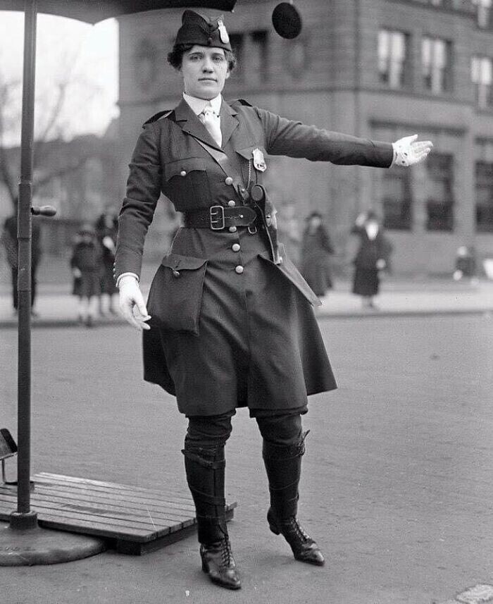 31. Леола Кинг, первая в Америке женщина-инспектор дорожного движения, 1918 год