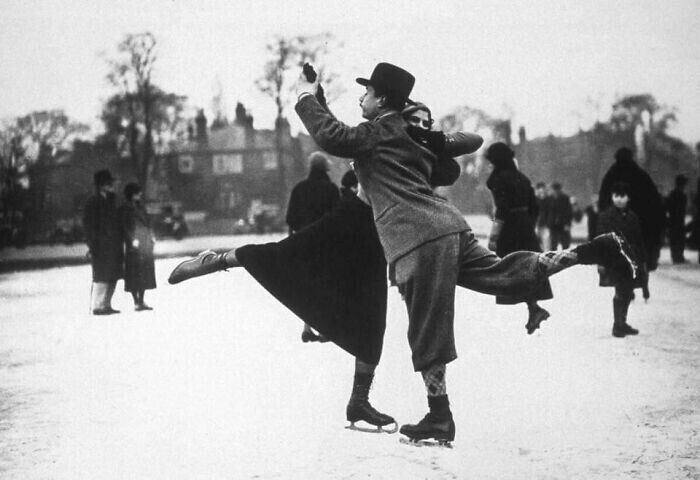 17. Пара, танцующая на коньках на пруду Уайтстоун, Хэмпстед, Лондон, 1933 год
