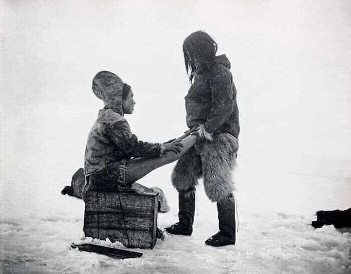 20. Инуит согревает ноги своей жене, Гренландия, 1890-е годы