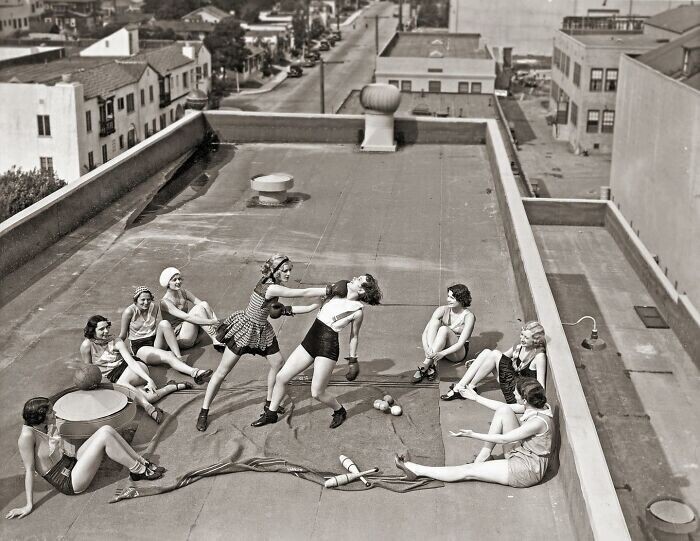 15. Женщины боксируют на крыше, 1938 год