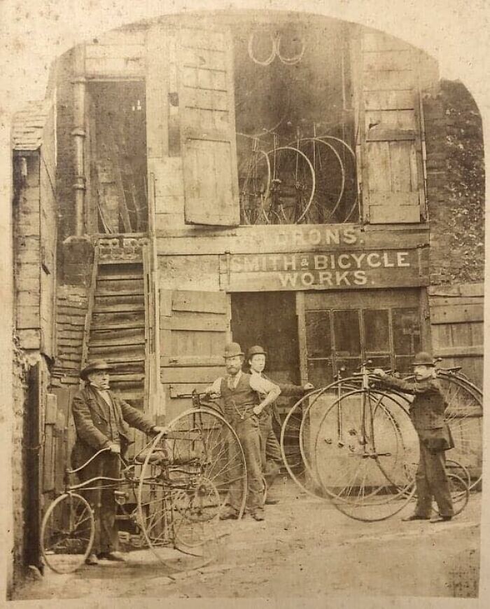 46. Магазинчик JW Waldron's Smith & Bicycle Works в Брайтоне, Англия, примерно 1900 г.