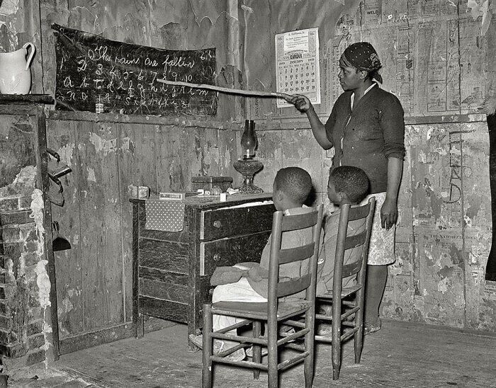 19. Мать учит своих детей грамоте, Трансильвания, Луизиана, 1937 год