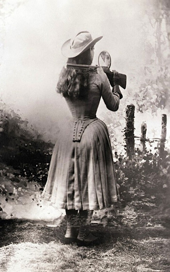 7. Энни Окли стреляет из пистолета через плечо с помощью ручного зеркала, 1899 г.