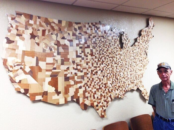 6. Карта всех округов сопредельных Соединенных Штатов, вырезанная из более чем 3 тысяч деревянных блоков