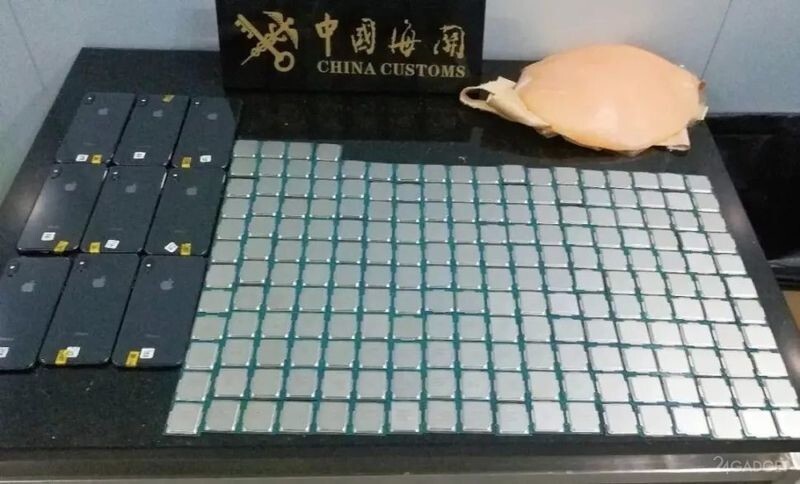 В Китае задержали "беременную" 202 процессорами Intel контрабандистку