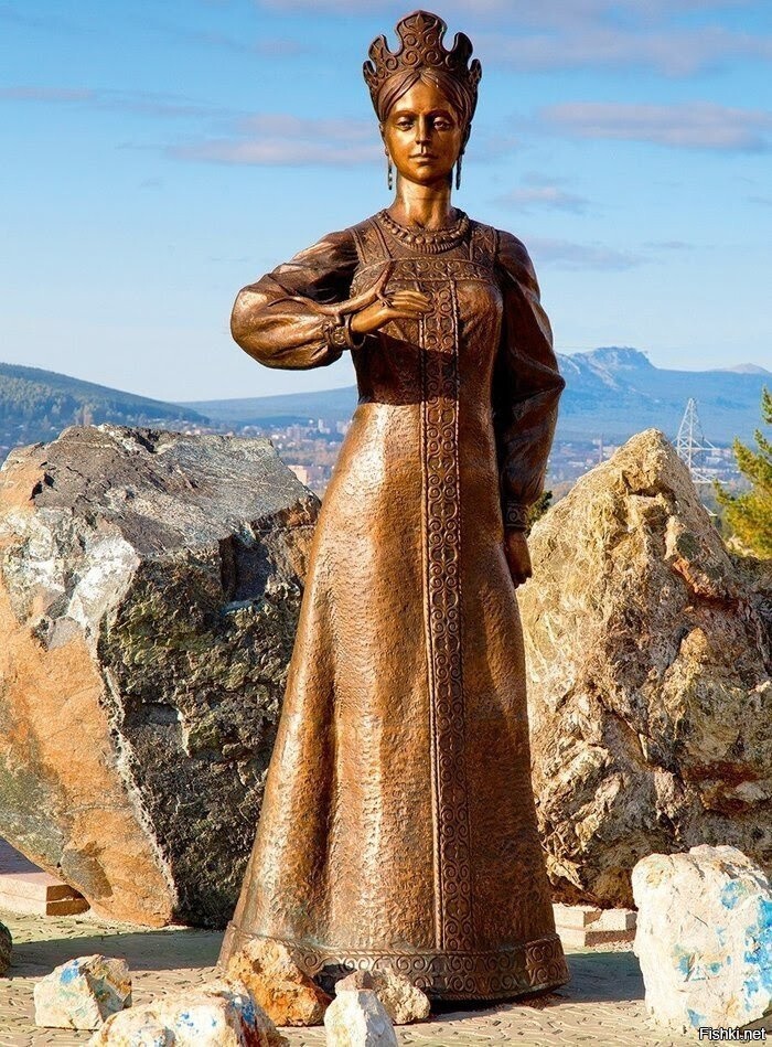 Скульптура "Хозяйки Медной горы" в Горном парке имени Бажова в Златоусте
