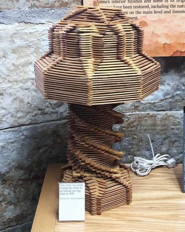 Лампа, сделанная из палочек от эскимо