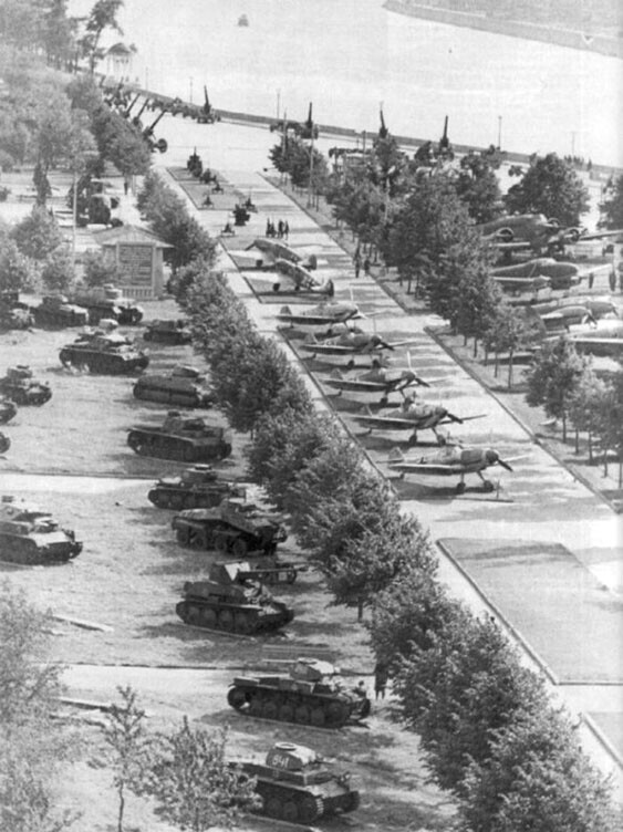 Выставка трофеев. Москва. 22.06.43 года