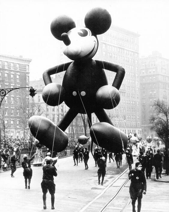  Первый в мире воздушный шар с Микки Маусом, который был создан при участии самого Уолта Диснея в 1934 году
