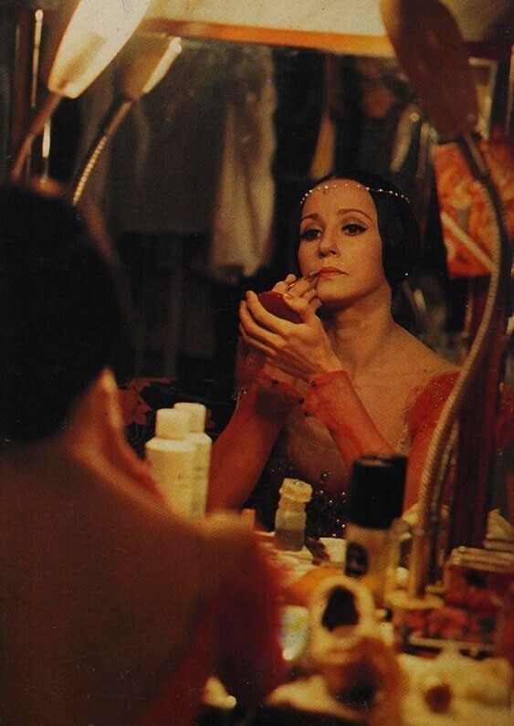 В образе Джульетты за кулисами во время подготовки к спектаклю. Фото Александра Александровича Макарова