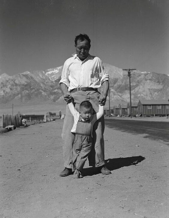 Дедушка учит своего внука ходить, во время прогулки в японско-американском лагере для интернированных Мансанар, 1942 год. Фотография Доротеи Ланж