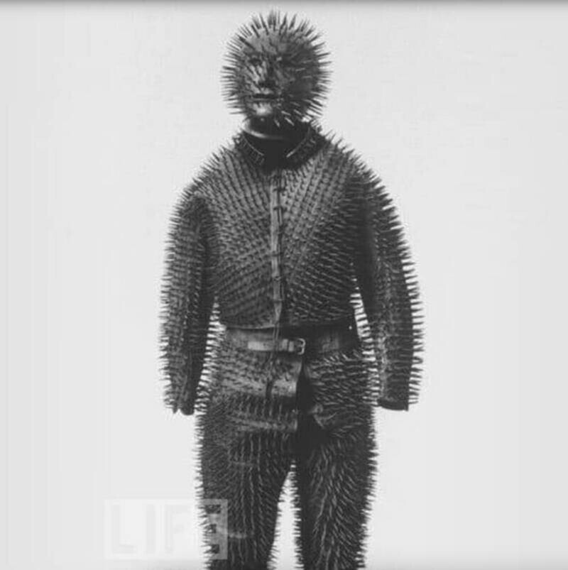 Жутковатый костюм для охоты на медведя, который использовали охотники 19 века
